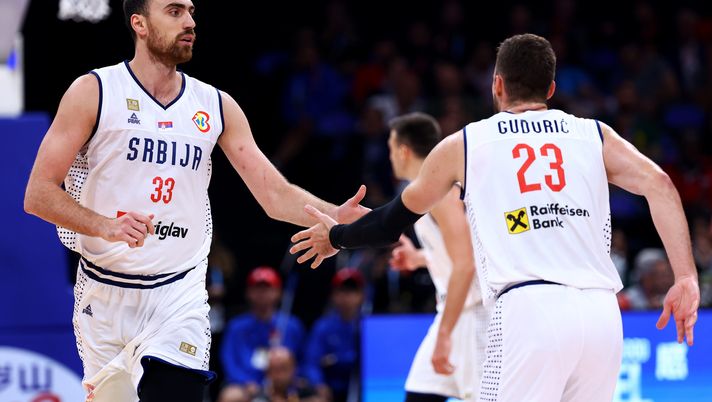 MANILA, PHILIPPINES - SEPTEMBER 08: Nikola Milutinov #33 (L) and Marko Guduric #23 of Serbia celebrate after a play in the fourth quarter during the FIBA Basketball World Cup semifinal game against Canada at Mall of Asia Arena on September 08, 2023 in Manila, Philippines. (Photo by Yong Teck Lim/Getty Images) Mondiali basket, finalissima Germania-Serbia: l’analisi - immagine 1