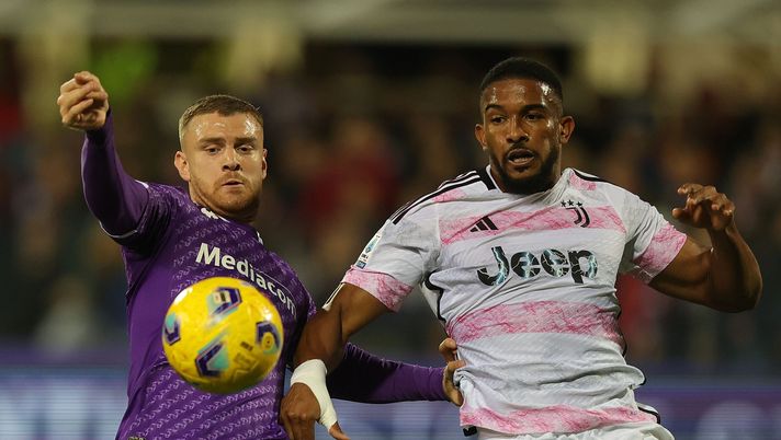 FLORENCE, ITALY - NOVEMBER 5: Lucas Beltrán of ACF Fiorentina (L) battles for the ball with Gleison Bremen Silva Nascimento of Juventus during the Serie A TIM match between ACF Fiorentina and Juventus at Stadio Artemio Franchi on November 5, 2023 in Florence, Italy. (Photo by Gabriele Maltinti/Getty Images) Berruto: “Fermare lo show era opportuno. Pay TV importanti nella scelta del rinvio” - immagine 1