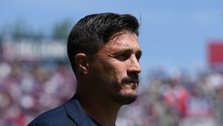BOLOGNA, ITALY - MAY 03: Fabio Pisacane head coach of Cagliari Calcio during the Serie A match between Bologna FC 1909 and Cagliari Calcio at Renato Dall'Ara Stadium on May 03, 2026 in Bologna, Italy. (Photo by Alessandro Sabattini/Getty Images) Pisacane: “Palestra sembra fatto alla PlayStation, ha 99 in accelerazione! Su Mina e il mio futuro…” - immagine 1
