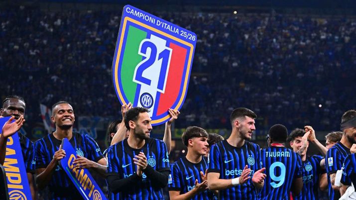 Scudetto all'Inter, il Milan si congratula e scatena la rabbia dei tifosi: 'Non vi vergognate?'