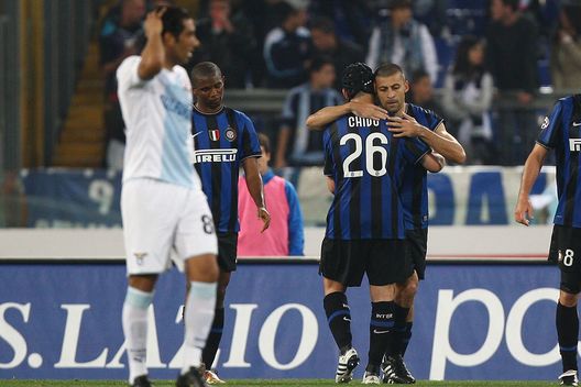 Walter Samuel (4° a destra) con i suoi compagni di squadra esulta dopo aver segnato il gol di apertura, mentre André Dias della Lazio lo guarda abbattuto. (Foto di Paolo Bruno/Getty Images) Inter-Lazio: storia di un gemellaggio tra curve e contraddizioni- immagine 5