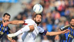 Cagliari, gol e sfottò: Pavoletti mostra la “L” di Livorno ai tifosi del Pisa