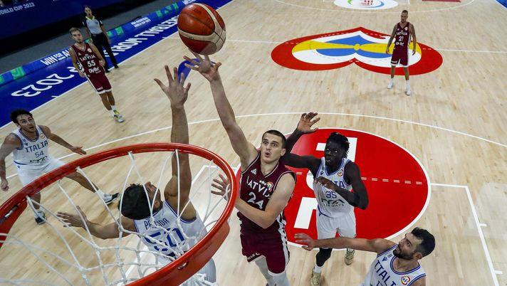 MANILA, PHILIPPINES - SEPTEMBER 07: Andrejs Gražulis #24 of Latvia attempts a shot against Gabriele Procida #50 of Italy during the FIBA Basketball World Cup Classification 5-8 game between Italy and Latvia at Mall of Asia Arena on September 07, 2023 in Manila, Philippines. (Photo by Ezra Acayan/Getty Images) Italbasket, che peccato: ko anche con la Lettonia, è finale per il settimo posto - immagine 1