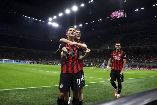 MILAN, ITALY - SEPTEMBER 28: Christian Pulisic of AC Milan celebrates with Alexis Saelemaekers after scoring the his team's second goal during the Serie A match between AC Milan and SSC Napoli at Giuseppe Meazza Stadium on September 28, 2025 in Milan, Italy. (Photo by Giuseppe Cottini/AC Milan via Getty Images) pulisic-e-linizio-di-una-stagione-da-pallone-doro-superato-lautaro
