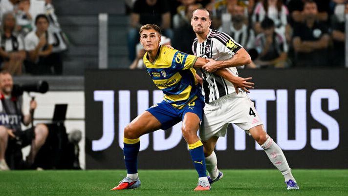 TURIN, ITALY - AUGUST 24: Federico Gatti of Juventus FC battles for the ball with Mateo Pellegrino of Parma Calcio 1913 during the Serie A match between Juventus FC and Parma Calcio 1913 at Allianz Stadium on August 24, 2025 in Turin, Italy. (Photo by Daniele Badolato - Juventus FC/Juventus FC via Getty Images) Chi schierare in attacco alla seconda giornata al fantacalcio: la divisione fascia per fascia - immagine 1