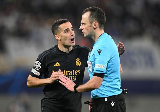 Lipsia, Germania - 13 febbraio 2025: Lucas Vázquez parla con Irfan Peljto durante la partita di Champions League tra Lipsia e Real Madrid. (Foto di Stuart Franklin/Getty Images) Betis Siviglia-Chelsea, l’arbitro è Peljto: sarà prima finale europea per club- immagine 2