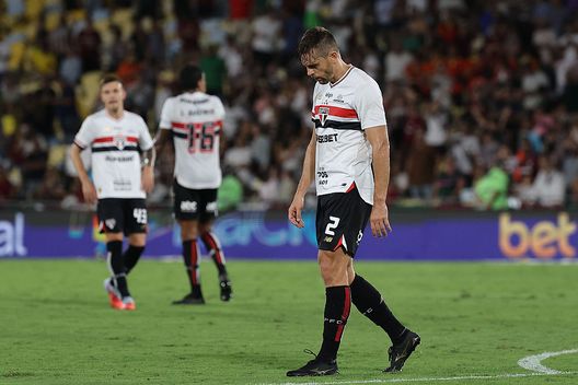 Rio de Janeiro, Brasile – 27 novembre: Rafael Tolói del São Paulo FC guarda verso il basso al termine della partita tra Fluminense FC e São Paulo FC, valida per il Brasileirão 2025 allo Stadio Maracanã il 27 novembre 2025 a Rio de Janeiro, Brasile.(Foto di Wagner Meier/Getty Images) Caos in Brasile, Arboleda sparisce prima della partita: giallo in casa São Paulo- immagine 2