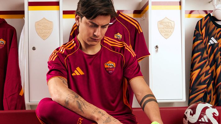 Roma, ecco la nuova maglia che ricorda la prima di Totti. Disponibile in due versioni - immagine 1