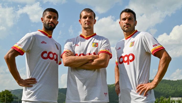 Catanzaro, ecco la seconda maglia: design bianco perla con dettagli giallorossi - immagine 1