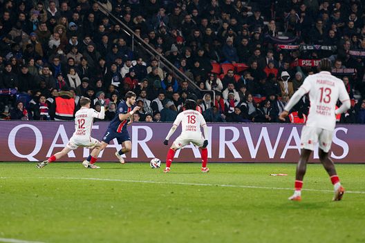 PARIGI, FRANCIA - 07 FEBBRAIO: Khvicha Kvaratskhelia n. 7 del Paris Saint-Germain controlla la palla contro Caio Henrique n. 12 e Takumi Minamino n. 18 dell'AS Monaco durante la partita della Ligue 1 tra Paris Saint-Germain e AS Monaco FC al Parc des Princes il 7 febbraio 2025 a Parigi, Francia. (Foto di Catherine Steenkeste/Getty Images per Qatar Airways) Monaco-PSG, il derby francese di Champions League. Ecco dove vederlo- immagine 2