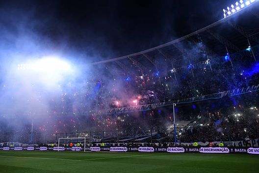 L'infuocato tifo dei padroni di casa. (Foto di Marcelo Endelli/Getty Images) Copa Libertadores, il Flamengo è la prima finalista. I Rubro-Negro strappano la terza finale in cinque anni- immagine 4