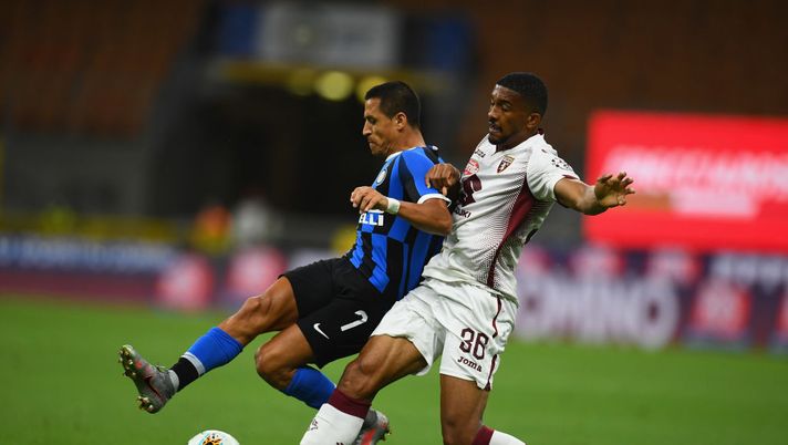 MILAN, ITALY - JULY 13: Alexis Sanchez of FC Internazionale competes for the ball with Gleison Bremer of Torino FC during the Serie A match between FC Internazionale and Torino FC at Stadio Giuseppe Meazza on July 13, 2020 in Milan, Italy. (Photo by Claudio Villa - Inter/Inter via Getty Images) Toro, l’Inter soffre centralmente. Ma spinge sulle corsie: nessuno crossa di più - immagine 1