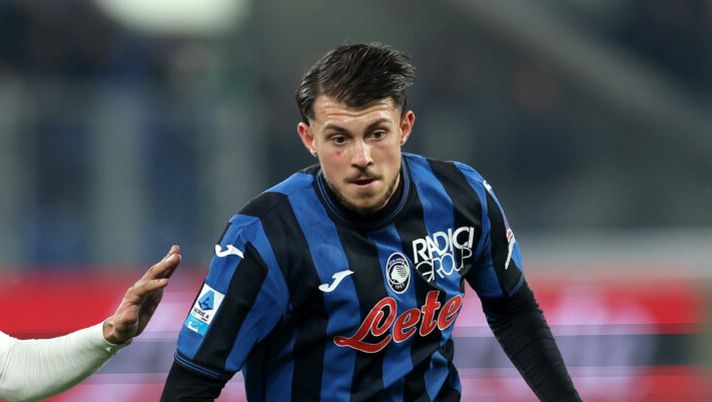 BERGAMO, ITALY - FEBRUARY 01: Lazar Samardzic of Atalanta runs with the ball whilst under pressure from Saul Coco of Torino during the Serie A match between Atalanta and Torino at Gewiss Stadium on February 01, 2025 in Bergamo, Italy. (Photo by Francesco Scaccianoce/Getty Images) La Gazzetta boccia Samardzic contro il Torino: “Sfarfalleggia troppo” - immagine 1