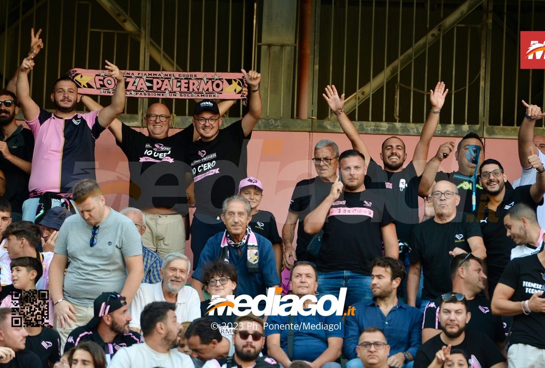 FOTOTIFO Palermo-Feralpisalò 3-0, gli scatti ai tifosi al “Renzo Barbera” (GALLERY) - immagine 4