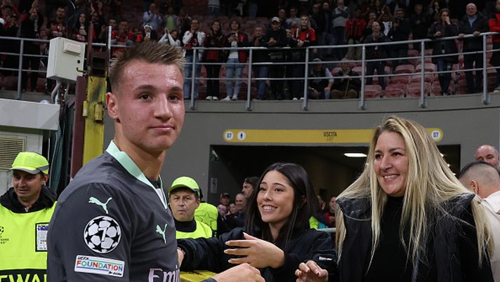MILAN, ITALY - OCTOBER 22: Francesco Camarda of AC Milan greets his mother Teresa and his fiancée at the end of the UEFA Champions League 2024/25 League Phase MD3 match between AC Milan and Club Brugge KV at Stadio San Siro on October 22, 2024 in Milan, Italy. (Photo by Claudio Villa/AC Milan via Getty Images) Miedo escenico: dalla Fiorentina al Bruges, qualcosa è cambiato… - immagine 1