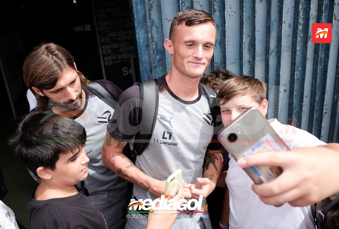 FOTO PALERMO, Liam Henderson: selfie e autografi con i tifosi del Palermo (Gallery) - immagine 5