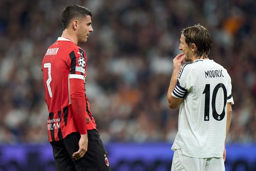 MADRID, SPAIN - NOVEMBER 05: Luka Modric of Real Madrid and Alvaro Morata of AC Milan interact during the UEFA Champions League 2024/25 League Phase MD4 match between Real Madrid C.F. and AC Milan at Estadio Santiago Bernabeu on November 05, 2024 in Madrid, Spain. (Photo by Angel Martinez/Getty Images) mercato-milan-luka-modric-tare-blitz-croazia-offerta-contratto