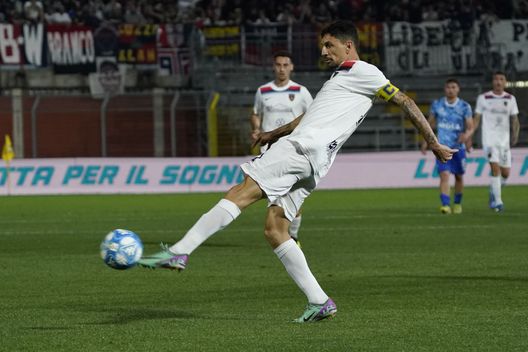 Tommaso D' Orazio in azione contro il Como.(Foto di Pier Marco Tacca/Getty Images) Il derby dei sogni: la miglior formazione all time tra Cosenza e Crotone- immagine 2