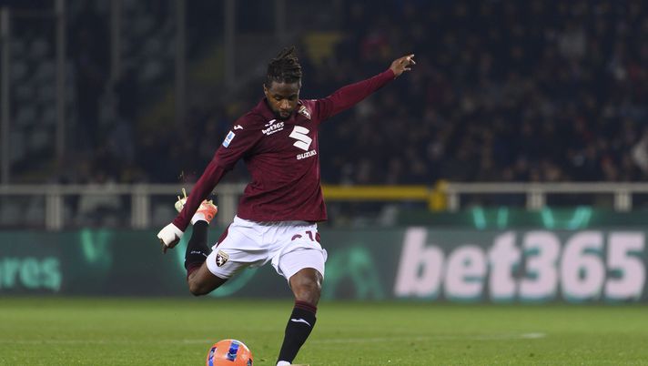 TURIN, ITALY - DECEMBER 8: Adrien Tameze of Torino FC in action during the Serie A match between Torino FC and AC Milan at Stadio Olimpico di Torino on December 8, 2025 in Turin, Italy. (Photo by Stefano Guidi - Torino FC/Torino FC 1906 via Getty Images) Tameze si fa male, Masina non entra e il Milan segna: cosa è successo - immagine 1