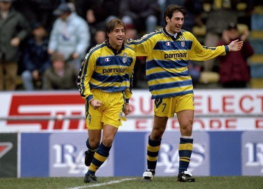 Diego Fuser con Hernan Crespo ai tempi del Parma (Mandatory Credit: Claudio Villa /Allsport) ESCLUSIVA DDD Diego Fuser: “Il calcio è cambiato ma quanti ricordi al Parma”- immagine 2