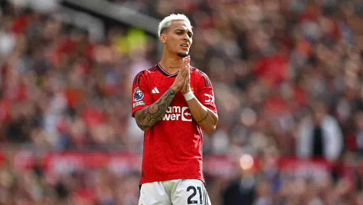Dopo le denunce per violenza e abusi, il Manchester United sospende Antony - immagine 1