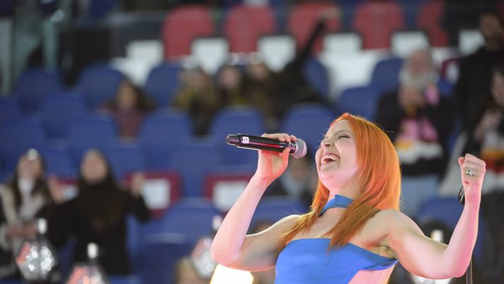 ROME, ITALY - MARCH 21: The italian singer Noemi performs during the UEFA Women's Champions League quarter-final 1st leg match between AS Roma and FC Barcelona at Stadio Olimpico on March 21, 2023 in Rome, Italy. (Photo by Fabio Rossi/AS Roma via Getty Images)  Noemi: “Duetto con Tony Effe? Nessun tentativo di ripulire il suo nome. - immagine 1