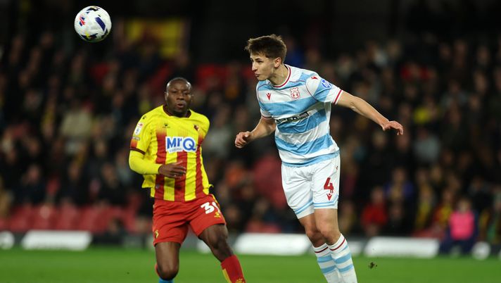 WATFORD, ENGLAND - MARCH 17: Max Cleworth of Wrexham battles for the ball with Edo Kayembe of of Watford during the Sky Bet Championship match between Watford and Wrexham AFC at Vicarage Road on March 17, 2026 in Watford, England. (Photo by Richard Pelham/Getty Images) Sheffield United-Wrexham: dove vedere gratuitamente la gara di Championship - immagine 1