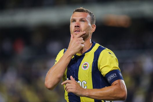 Edin Dzeko con la maglia del Fenerbahce (stagione 2024/25)