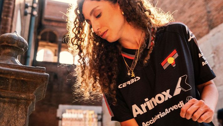 Cremonese, nuovo look: logo in stile anni ’80/’90 sulla terza maglia - immagine 1