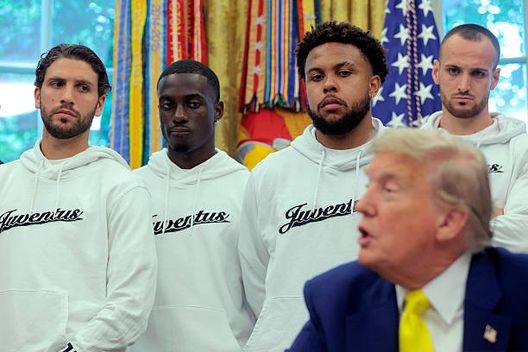 Le facce dei calciatori mentre ascoltano le parole di Trump. (Photo by Chip Somodevilla/Getty Images) I retroscena della Juventus in visita da Trump tra facce imbarazzate e domande scomode- immagine 5
