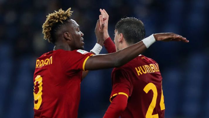 ROME, ITALY - JANUARY 20: Marash Kumbulla with Tammy Abraham of AS Roma celebrates after scoring the team's first goal during the Coppa Italia match between AS Roma and US Lecce at Stadio Olimpico on January 20, 2022 in Rome, Italy. (Photo by Paolo Bruno/Getty Images) Roma, a Trigoria si rivede Kumbulla e Abraham festeggia: “È tornato” – VIDEO - immagine 1
