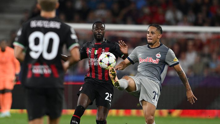 SALZBURG, AUSTRIA - SEPTEMBER 06: Fikayo Tomori of AC Milan competes for the ball with Noah Okafor of FC Salzburg during the UEFA Champions League group E match between FC Salzburg and AC Milan at Football Arena Salzburg on September 06, 2022 in Salzburg, Austria. (Photo by Claudio Villa/AC Milan via Getty Images) Milan, le prime amichevoli parlano chiaro: servono rinforzi in difesa! - immagine 1