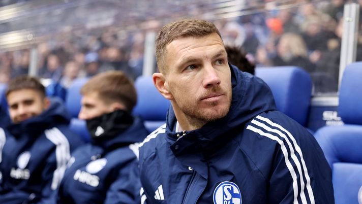 GELSENKIRCHEN, GERMANY - JANUARY 25: Edin Dzeko of FC Schalke 04 looks on prior to the 2. Bundesliga match between FC Schalke 04 and 1. FC Kaiserslautern at Veltins-Arena on January 25, 2026 in Gelsenkirchen, Germany. (Photo by Christof Koepsel/Getty Images) Dzeko: “Un vero attaccante non dimentica come si fa gol. Decisivo il pubblico” - immagine 1