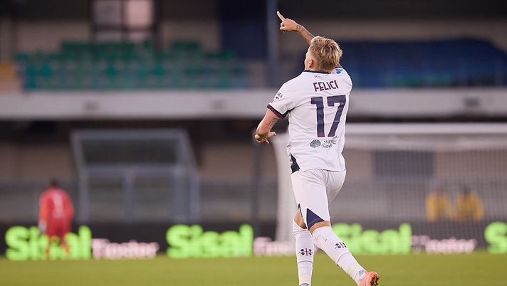 VERONA, ITALY - OCTOBER 26: Mattia Felici of Cagliari Calcio celebrates after scoring his team's second goal during the Serie A match between Hellas Verona FC and Cagliari Calcio at Stadio Marcantonio Bentegodi on October 26, 2025 in Verona, Italy. (Photo by Emmanuele Ciancaglini/Getty Images) Cagliari, che sfortuna. Felici ed il rigore tirato col crociato rotto - immagine 1