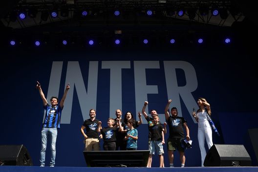 ISTANBUL, TURKEY - JUNE 10: Mirko Mengozzi (L), Eva Gini (R) and guests are seen on stage prior to the UEFA Champions League 2022/23 final on June 10, 2023 in Istanbul, Turkey. (Photo by Francesco Scaccianoce - Inter/Getty Images) City-Inter, le formazioni UFFICIALI: Inzaghi con Dzeko-Lautaro, out Walker- immagine 2