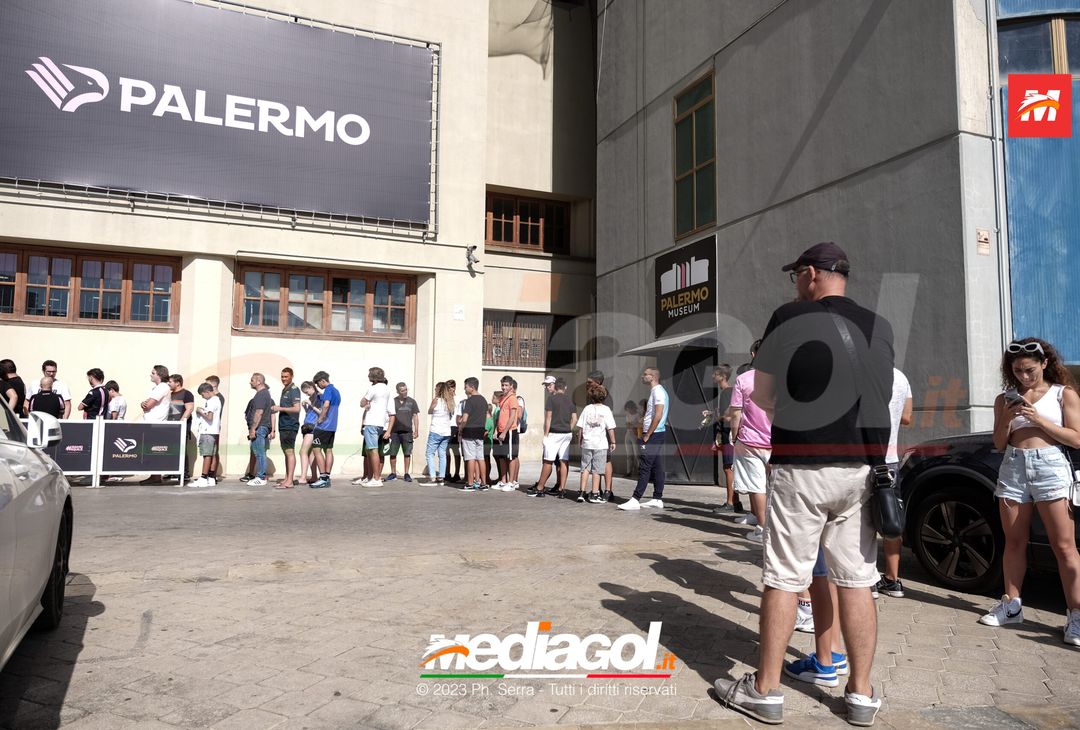 FOTO PALERMO: Liam Henderson incontra i tifosi allo Store Ufficiale (GALLERY) - immagine 9