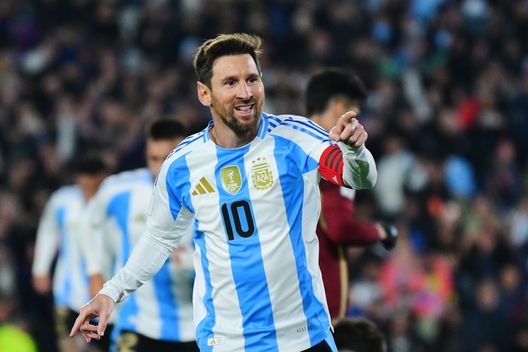 Lionel Messi esulta dopo aver segnato il terzo gol durante la partita di qualificazione sudamericana alla Coppa del Mondo FIFA 2026 tra Argentina e Venezuela all'Estadio Más Monumental Antonio Vespucio Liberti il 4 settembre 2025 a Buenos Aires, Argentina. (Foto di Marcelo Endelli/Getty Images) Messi ancora in MLS: pronto un rinnovo pluriennale con l’Inter Miami- immagine 2
