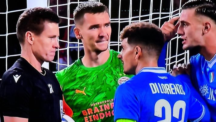 Psv-Napoli, Lucca peggiora ancor di più le cose: rosso diretto per proteste - immagine 1