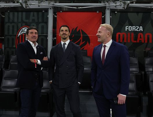 Giovanni Galli, Zlatan Ibrahimović, Senior Advisor dell’AC Milan, e il direttore sportivo rossonero Igli Tare conversano prima della partita di Serie A tra AC Milan e ACF Fiorentina allo Stadio Giuseppe Meazza il 19 ottobre 2025 a Milano, Italia.(Foto di Claudio Villa/AC Milan via Getty Images) giovanni-galli-la-viola-e-la-mamma-il-milan-la-moglie