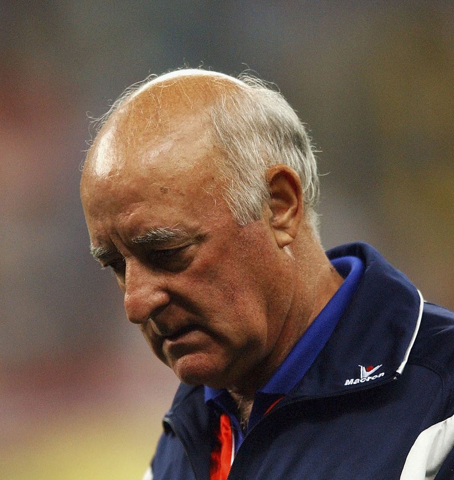 MILAN, ITALY - SEPTEMBER 13: (ITALY OUT) Bologna coach Carlo Mazzone walks from the pitch after the Serie A match between AC Milan and Bologna at the San Siro Stadium September 13, 2003 in Milan, Italy. (Photo by Getty Images) Antognoni: “A Mazzone dico grazie. Fiorentina? Inizio convincente”- immagine 2