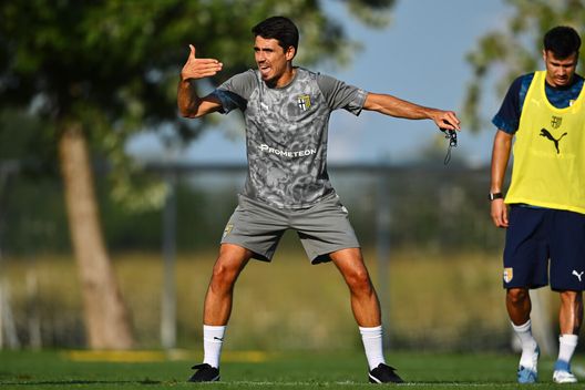 Carlos Cuesta, 30 anni, è uno degli allenatori più giovani della storia della Serie A. Dopo aver lavorato nei settori giovanili di Atlético Madrid, Juventus e Arsenal, il Parma è la sua prima esperienza con una prima squadra. Foto: Parma Calcio. Apolloni ESCLUSIVA: “Parma, Cuesta scelta azzeccata. Salvezza? Mancano cinque punti”- immagine 2