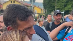 Abbruscato concede foto ai tifosi e raccoglie maglie per gli autografi dei giocatori