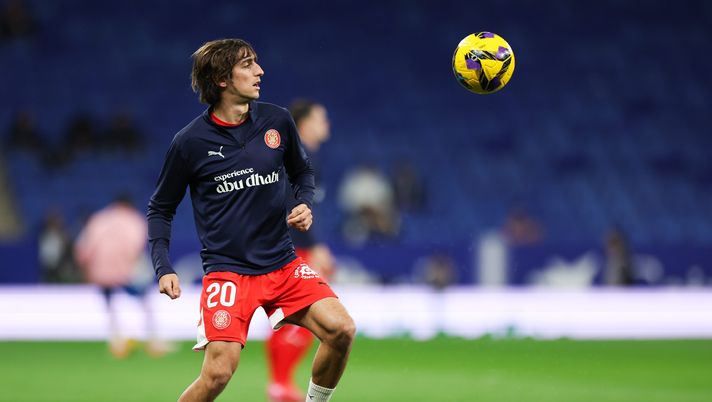 BARCELONA, SPAIN - MARCH 10: Bryan Gil of Girona FC juggles the ball during the warm up prior to the LaLiga match between RCD Espanyol de Barcelona and Girona FC at RCDE Stadium on March 10, 2025 in Barcelona, Spain. (Photo by Judit Cartiel/Getty Images) Mercato – Bologna, tutto su Rowe: se salta queste sono le alternative - immagine 1