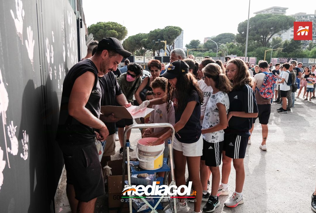 FOTO Palermo, le impronte rosa sul murales del ‘Renzo Barbera’ (Gallery) - immagine 52