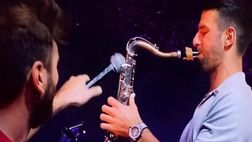 VIDEO / Djokovic suona il sax, pubblico in delirio