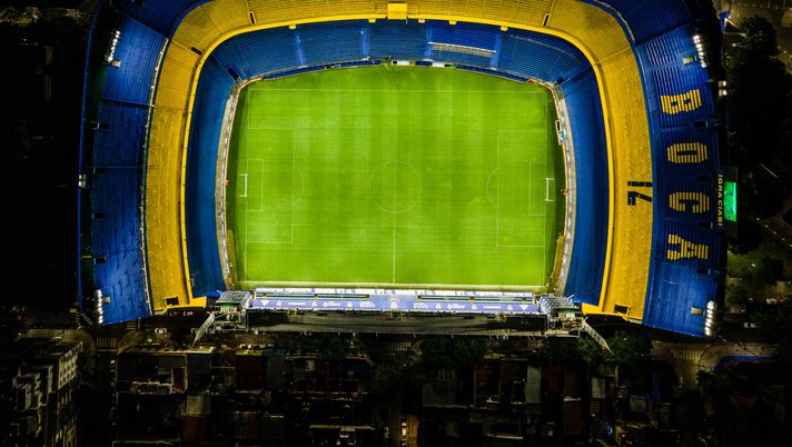 BUENOS AIRES, ARGENTINA - NOVEMBER 26: Aerial view of La Bombonera Stadium as it remains with the lights on as a tribute to Diego Maradona the former football star who died today, at Alberto J. Armando Stadium on November 26, 2020 in Buenos Aires, Argentina. Teams in Argentina turned on the lights of their stadiums simultaneously at 10pm as a tribute to the former player. Diego Maradona, considered one of the biggest football stars in history, died at 60 from a heart attack on Wednesday in Buenos Aires. (Photo by Tomas Cuesta/Getty Images) La Bombonera: il cuore che pulsa nel cuore della Boca - immagine 1