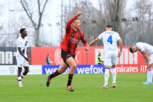 Francesco Camarda dell’AC Milan esulta dopo aver segnato il primo gol della sua squadra durante la partita di Primavera 1 tra Milan U19 e FC Internazionale U19. (Foto di Giuseppe Cottini/AC Milan via Getty Images) Lecce-Milan e la partita di Camarda tra passato, presente e futuro- immagine 2