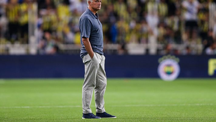 ISTANBUL, TURKEY - SEPTEMBER 21: Head coach Jose Mourinho of Fenerbahce looks on prior to the Turkish Super League match between Fenerbahce and Galatasaray at Ulker Stadium on September 21, 2024 in Istanbul, Turkey. (Photo by Ahmad Mora/Getty Images)  Duràn