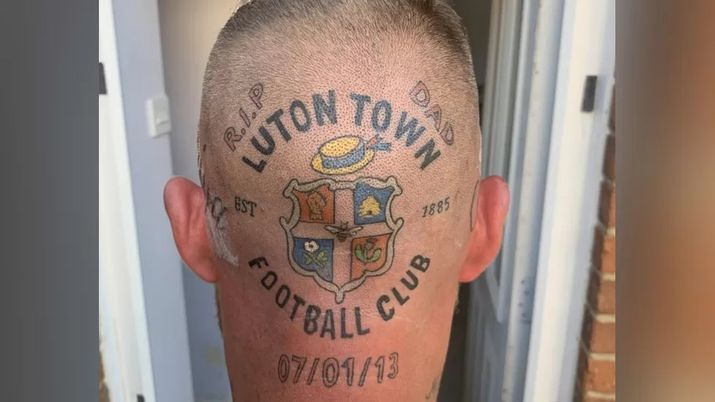 Micky si tatua lo stemma del Luton sulla testa: “L’avevo promesso a mio padre” Micky si tatua lo stemma del Luton sulla testa: “L’avevo promesso a mio padre” - immagine 1
