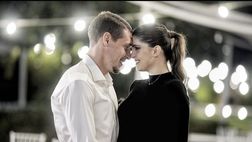 Belotti e l’albero di Natale. Lo sketch in famiglia: “C’è chi lavora e chi guarda”